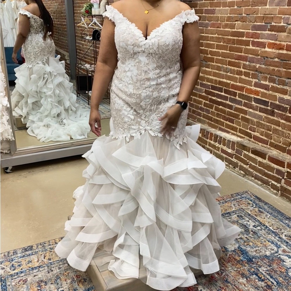 Allure Bridal Wedding Dress - Picture 2 of 4